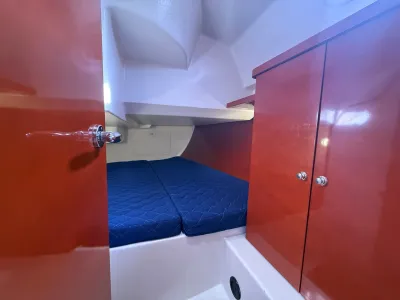 kajuit met bed en rode kast