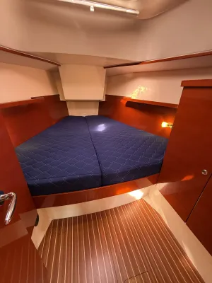 voorhut met v-bed, matras en houten afwerking