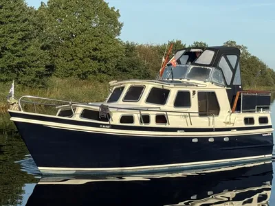 motorkruiser op rustig water