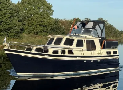 motorkruiser op rustig water