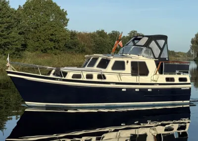 motorkruiser in profiel op stil water