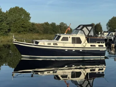 motorkruiser liggend op rustig water bij steiger