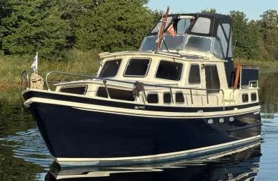 motorkruiser op het water bij bomen