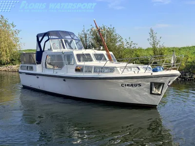motorjacht in het water bij oever