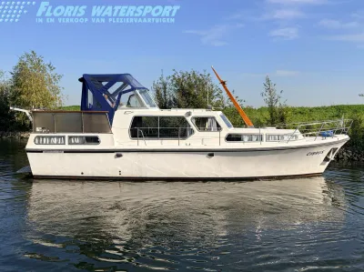 motorboot zijaanzicht op rustig water