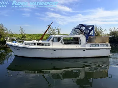 motorjacht op rustig water met cabine