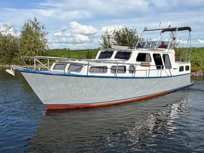 motorjacht op het water bij de oever