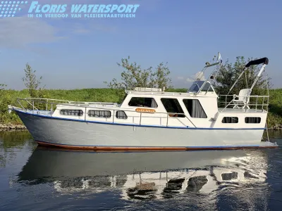 wit motorjacht in rustig water