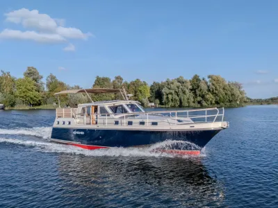 Varend motorjacht op binnenwater