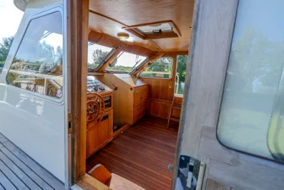 stuurhut interieur met houten bekleding