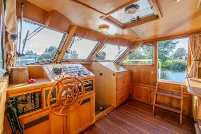 houten stuurhut interieur met stuurwiel