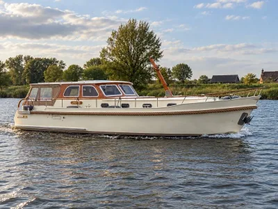 motorkruiser op rivier bij groene oever