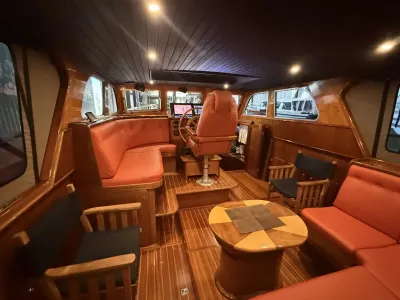 Interieur van houten jacht met stuurstand