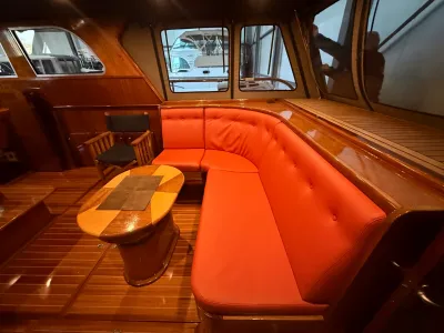 interieur met teak afwerking en rode bank