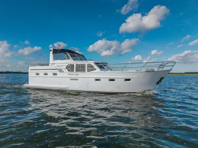 wit motorjacht op open water