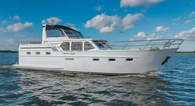 wit motorjacht op open water