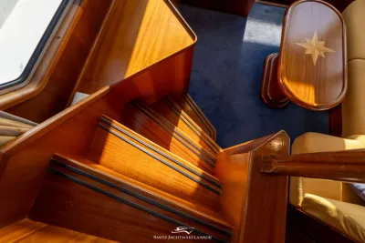 houten trap en saloninterieur
