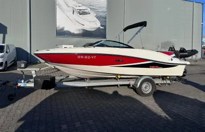 speedboot op trailer geparkeerd