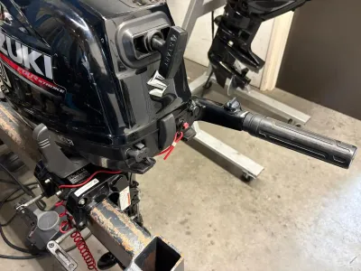 buitenboordmotor op werkplaats