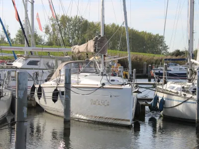 vooraan gelegen zeiljacht in de jachthaven