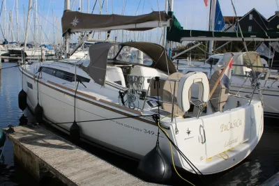 zeiljacht afgemeerd in een jachthaven