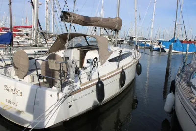 zeiljacht afgemeerd in een jachthaven