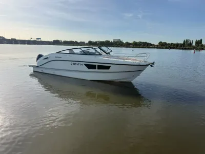 wit motorjacht op rustig water