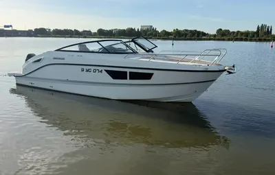 witte sportcruiser op rustig water
