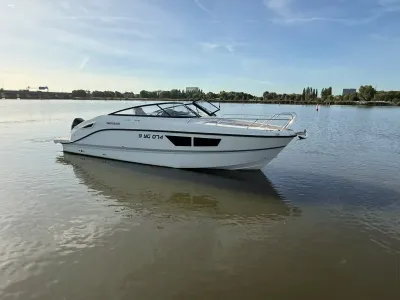 witte sportcruiser op rustig water