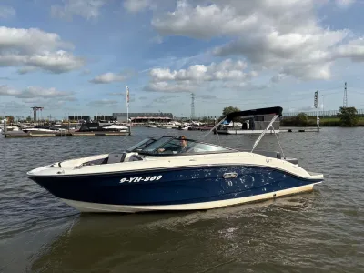 speedboot in jachthaven