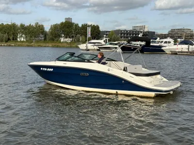snelboot op het water bij een jachthaven
