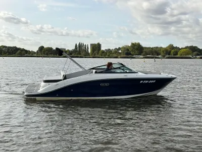 Speedboot op het water met bestuurder
