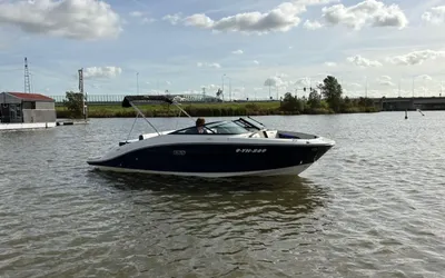 sportboot op het water bij kade