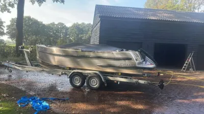 aluminium tender op trailer bij loods