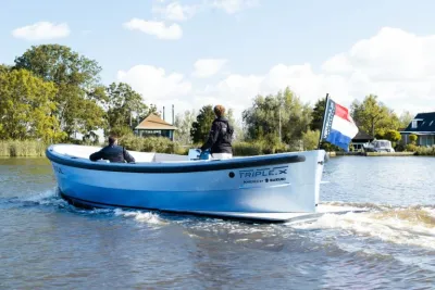 witte aluminium sloep op het water