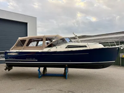 motorboot op bok bij loods