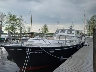 motorjacht afgemeerd aan steiger