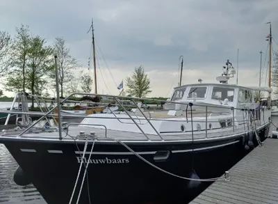 motorjacht afgemeerd aan steiger