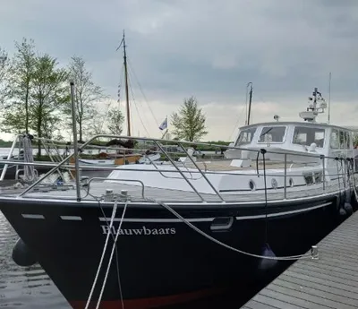motorjacht aangemeerd bij een steiger