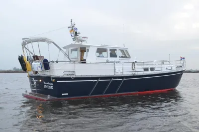 zijaanzicht van motorjacht op het water