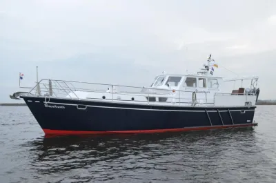 motorjacht op water, zijaanzicht