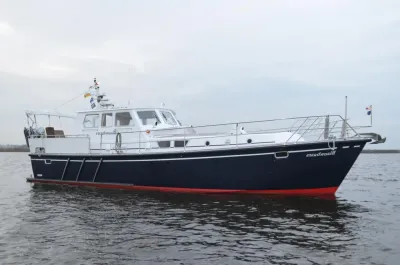 wit-blauw motorjacht op open water