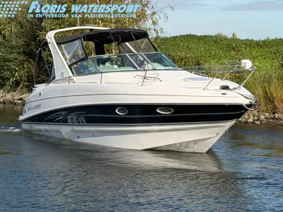 motorboot varend langs oever