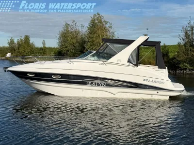 wit motorjacht op water bij oever