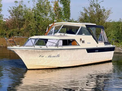 Motorboot aan het water met kajuit