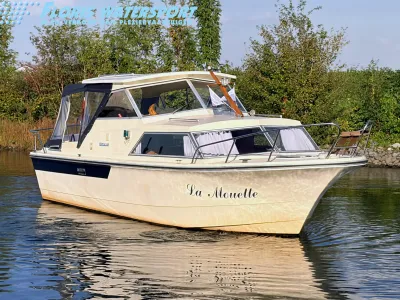 motorjacht met stuurhut op het water