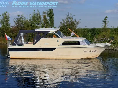 motorjacht met kap op rustig water