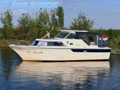 motorjacht op het water zijaanzicht