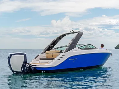 bowrider boot op zee met buitenboordmotor