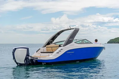 bowrider boot op zee met buitenboordmotor